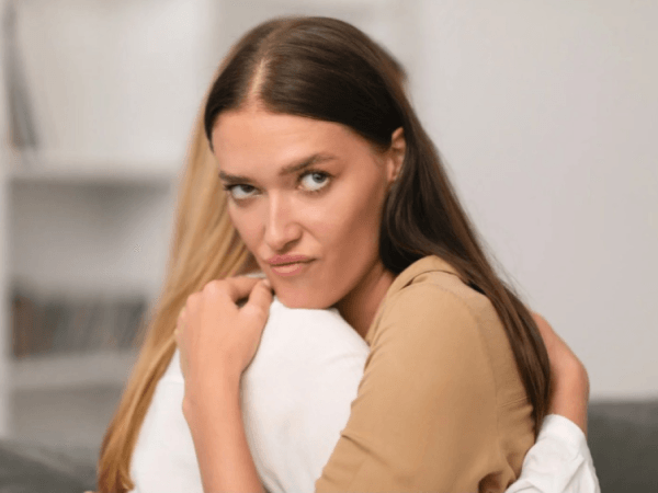 Los 5 gestos más fáciles para identificar cuando alguien que está mintiendo
