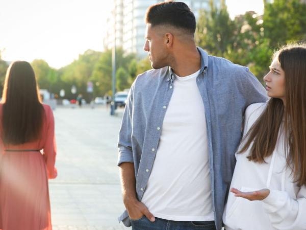 Wat is de psychologische houding als je een partner hebt en je houdt van iemand anders?