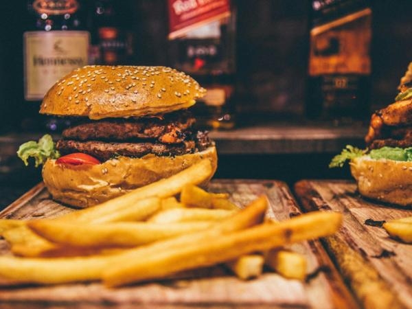 Cos'è il punto di felicità e perché è correlato al cibo spazzatura?