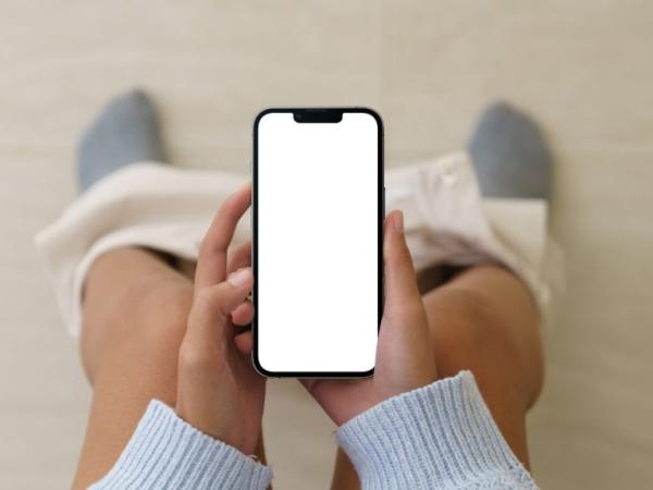 Expertos confirmaron por qué es mala idea entrar al baño y usar su celular