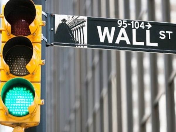 Wall Street schließt nach US-Zinssenkungen und Intel-Anstieg auf Rekordhoch