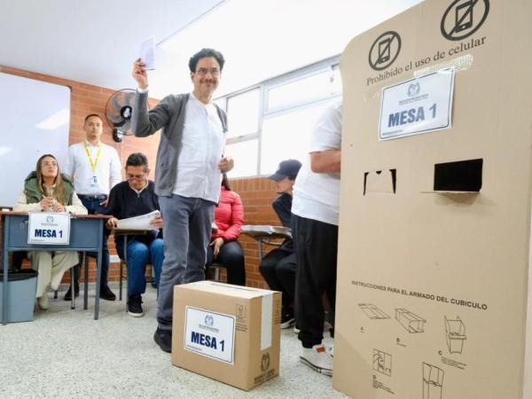Iván Cepeda wins the Historic Pact nomination after winning the party referendum.