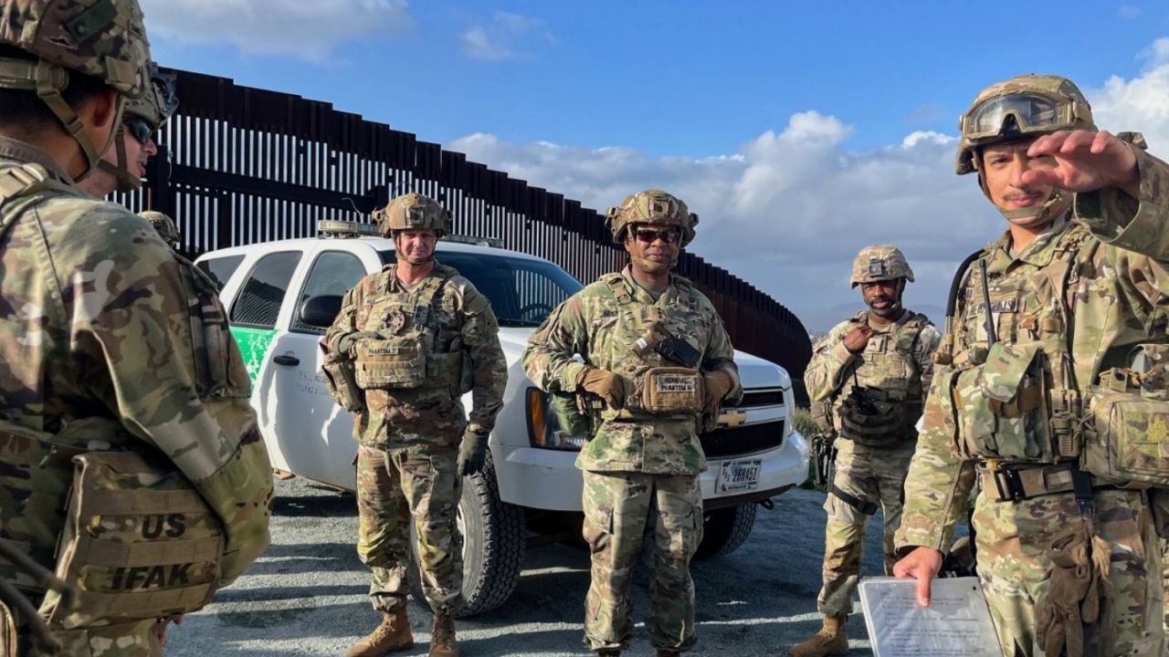 Soldati americani arrestano i primi migranti nelle zone militari al confine con il Messico