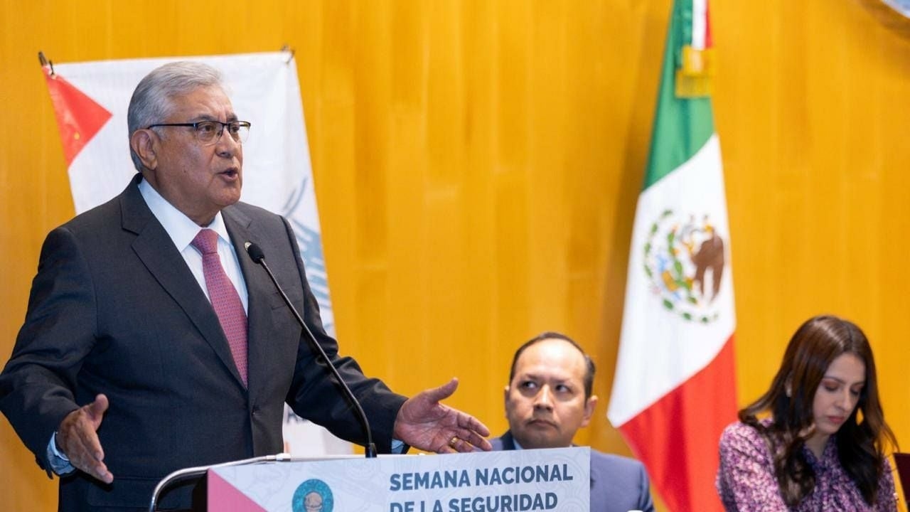 O secretário-geral do SNTE é acusado de ocupar dois cargos eletivos.