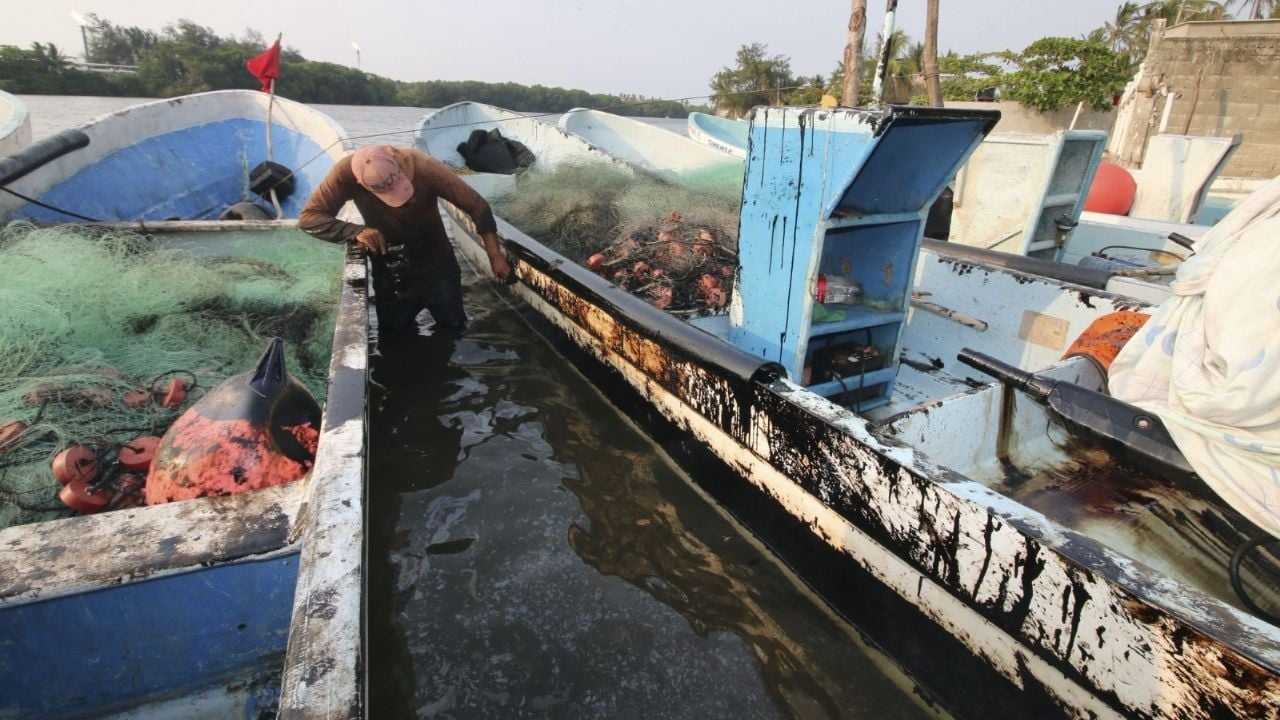 Vissers getroffen door Pemex-ramp in Tabasco: "Autoriteiten kijken de andere kant op."