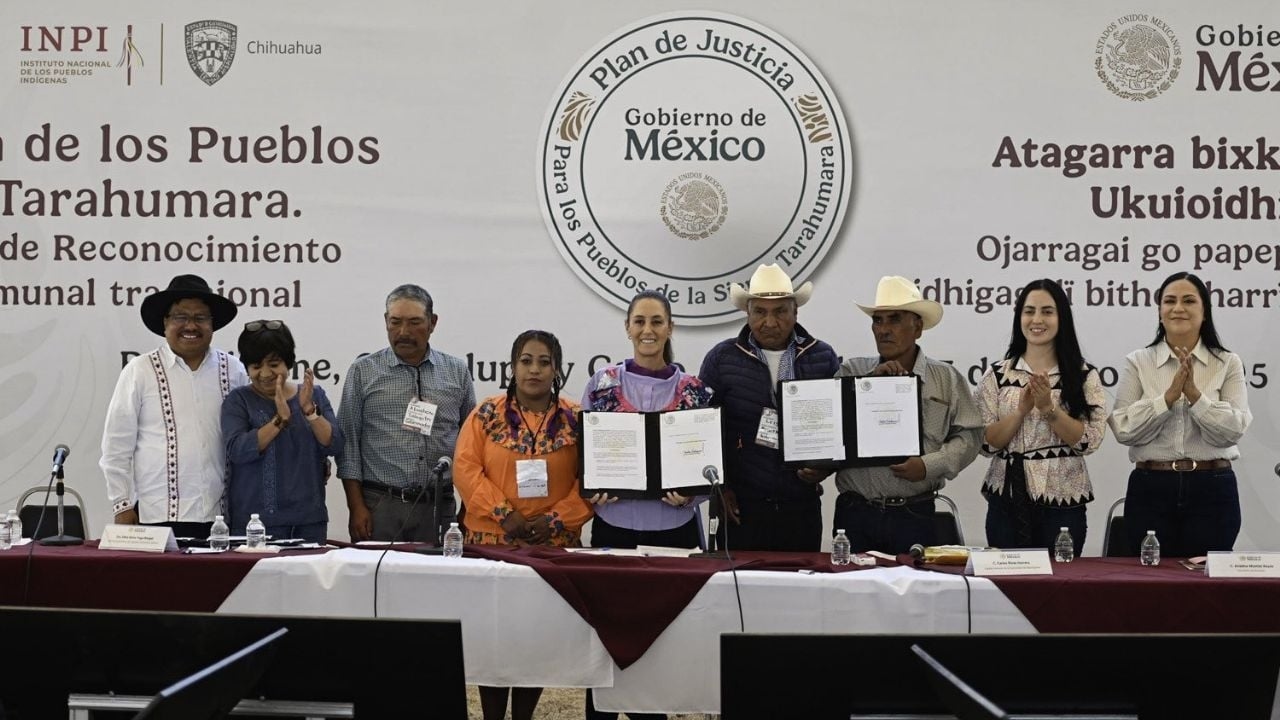 Amid violence and protests, Sheinbaum visits the Sierra Tarahumara and restores lands