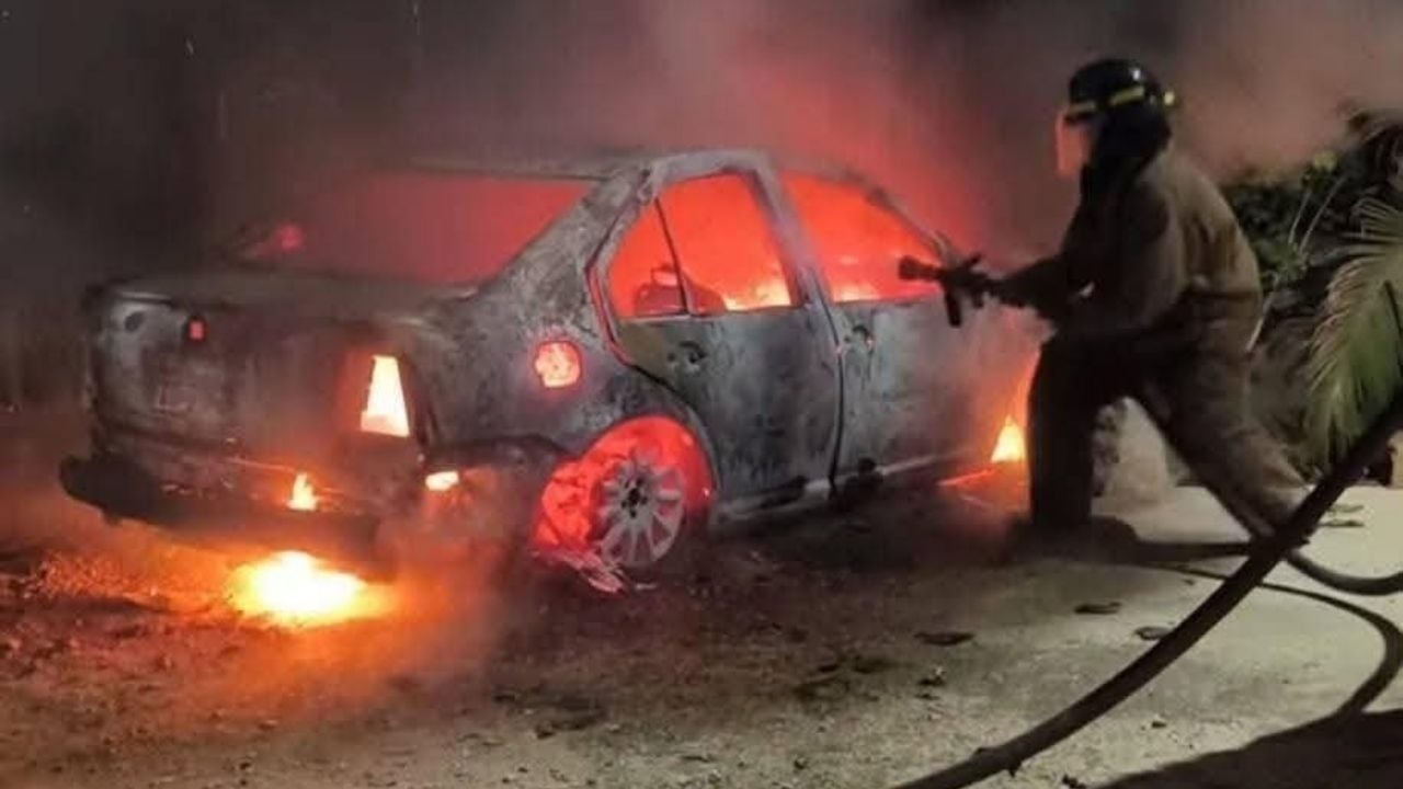 Gewaltsame Nacht in Acapulco fordert vier Tote, drei Verletzte und verbrannte Fahrzeuge.