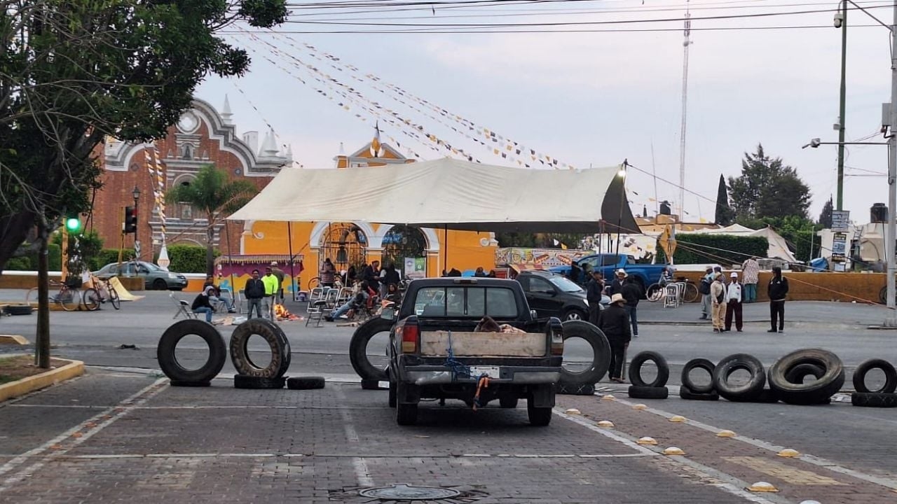Les villes de Cholula bloquent l'autoroute et demandent au gouvernement de mettre fin à l'urbanisation de leurs terres