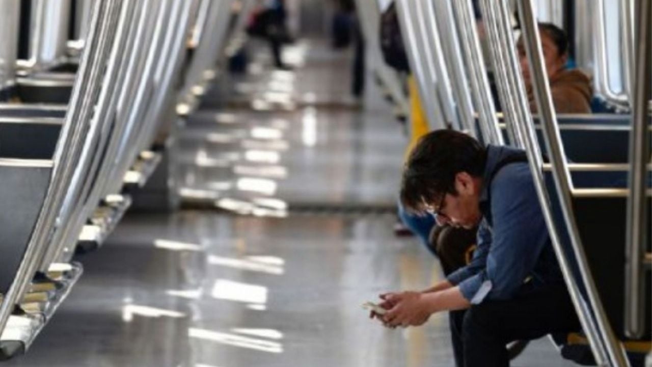 Quatre hommes surpris en train de se livrer à un acte intime dans le métro de Mexico.