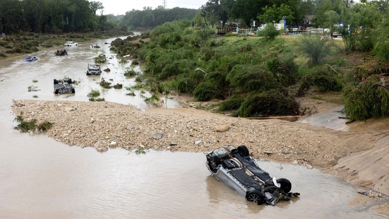 Il bilancio delle vittime delle piogge a San Antonio, in Texas, sale a 11