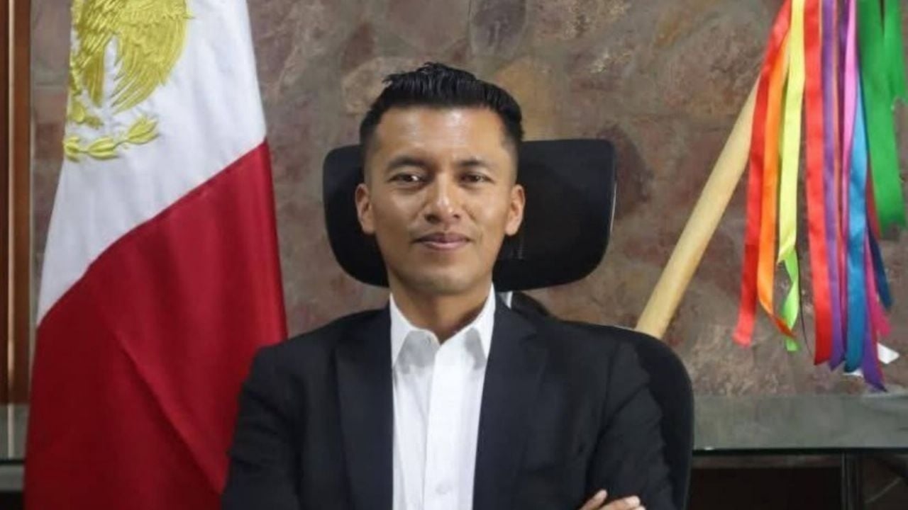 How much does the mayor of Tolimán, who is embroiled in controversy over a supposed Rolex watch, earn?