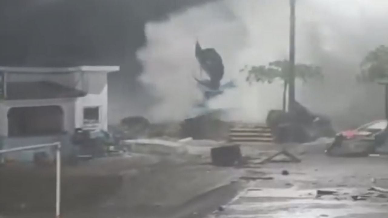 Huracán Erick derriba el monumento al Pez Vela en Puerto Escondido (Video)