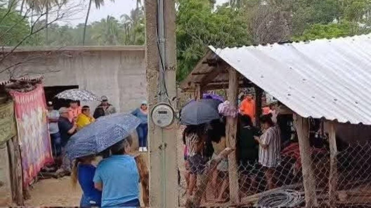 Uma criança morreu após ser levada pela correnteza do rio após o furacão Erick passar por Guerrero.