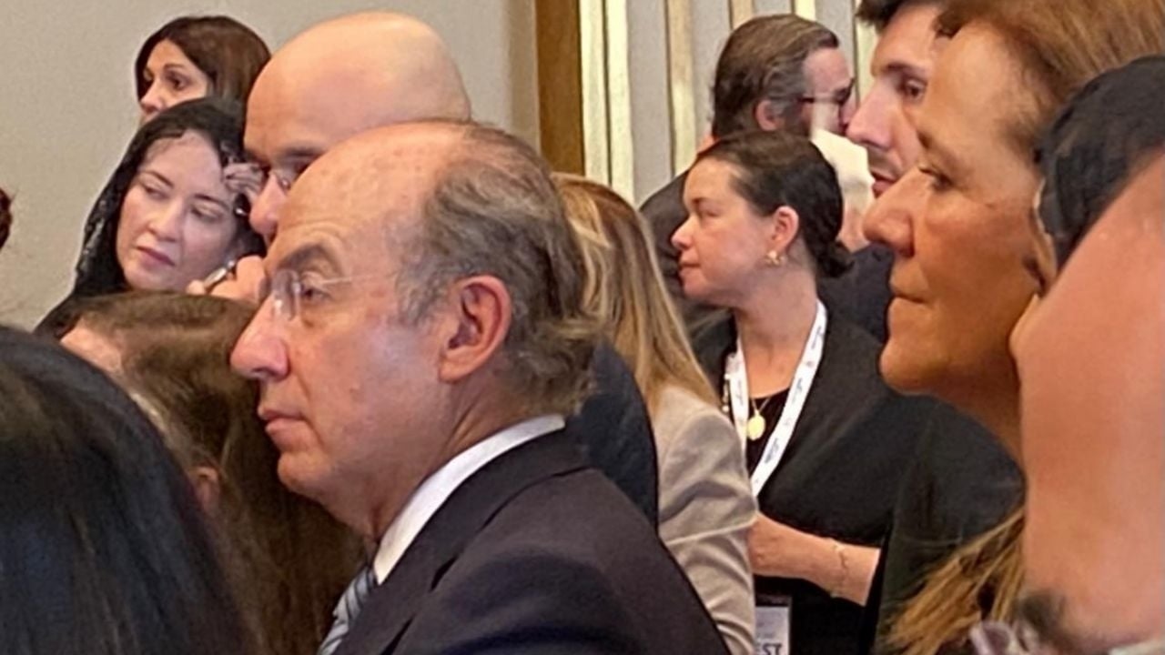 Fernández Noroña trifft Felipe Calderón bei einer Audienz bei Papst Leo XIV.