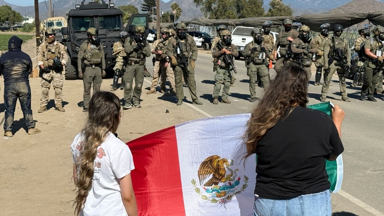 Des manifestants et des agents fédéraux s'affrontent lors d'un raid dans une ferme californienne.