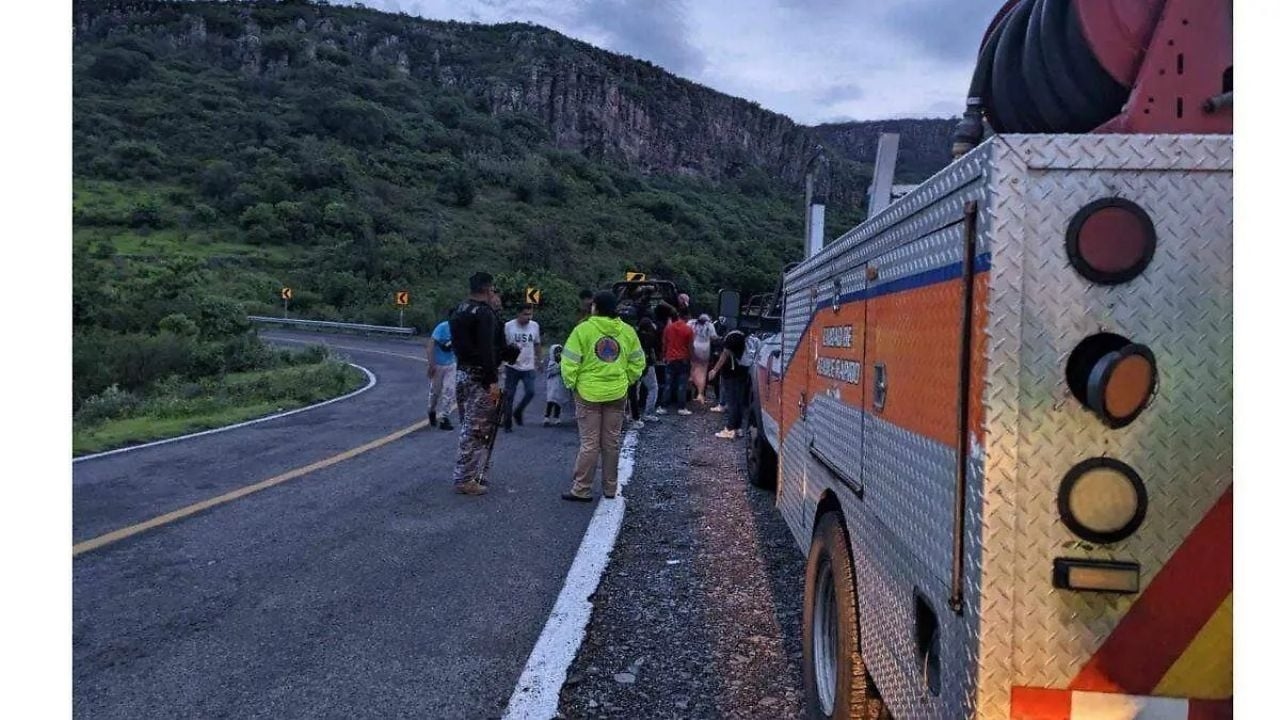Seventeen people trapped in waterfalls in Tarimoro, Guanajuato, were rescued due to flooding.