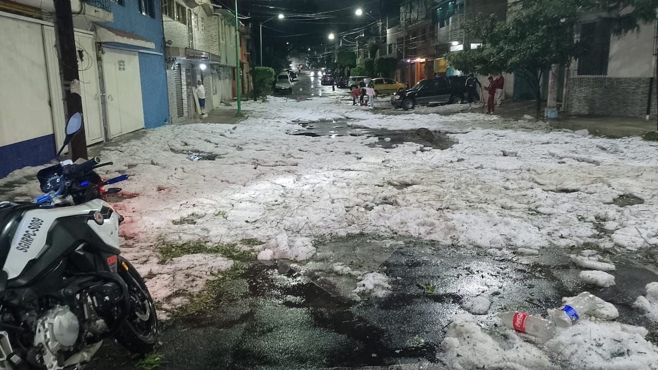 Meksika'nın başkenti Meksiko'da etkili olan şiddetli yağışlar, Tlalpan'da sel baskınlarına ve üç belediyede hasara yol açtı.