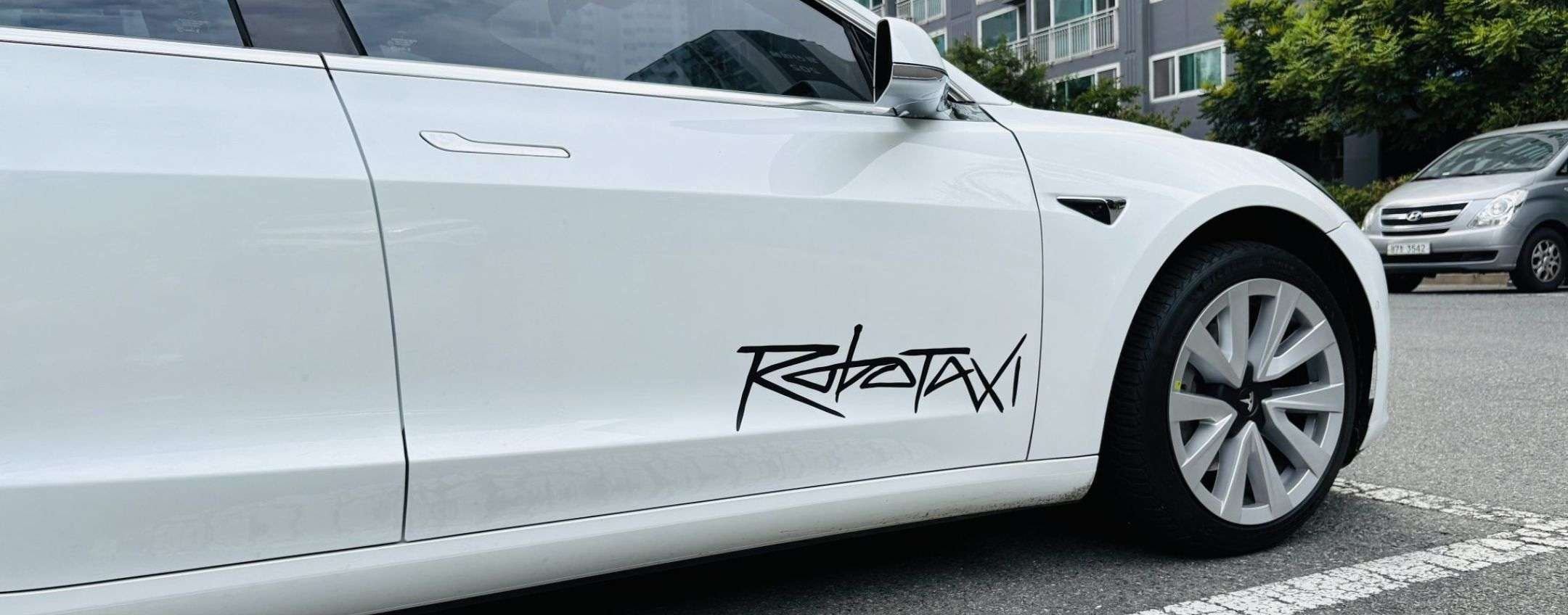 O robô táxi da Telsa bate em um carro estacionado e causa o primeiro esmagamento oficial