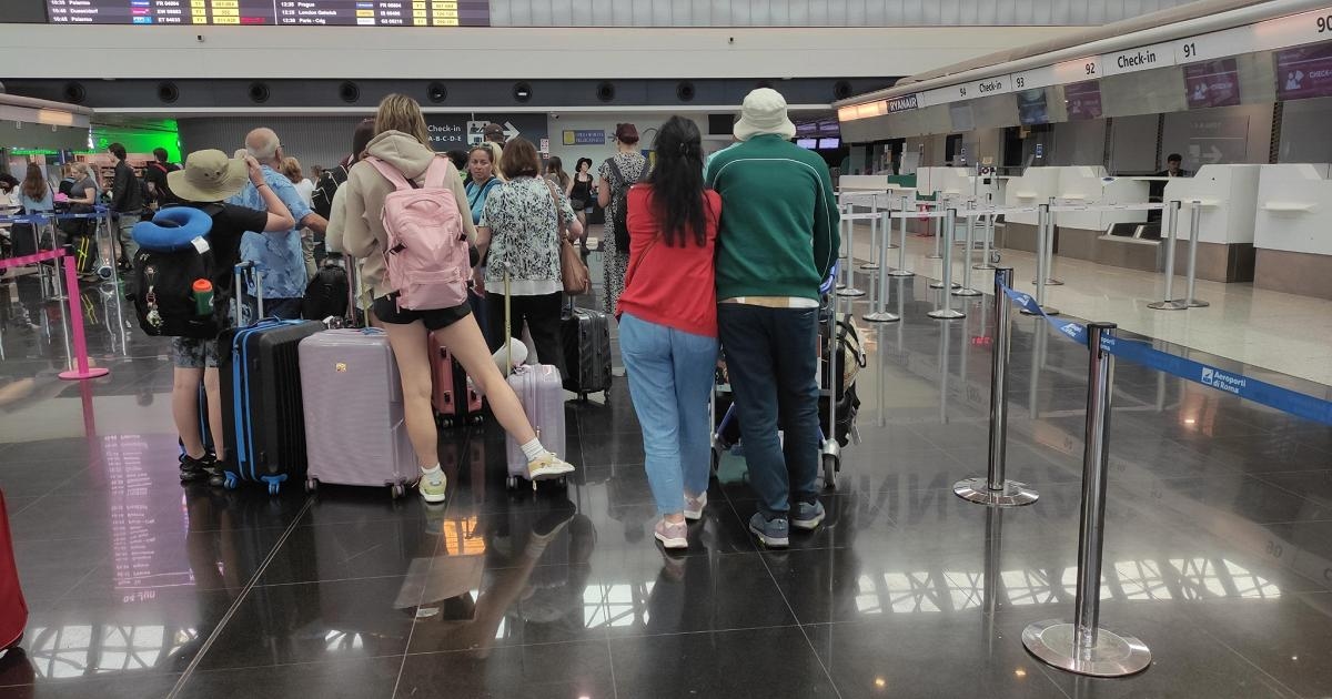 Ministro Urso: "Acompanhei minha esposa a Fiumicino. Lamento qualquer inconveniente causado a terceiros."