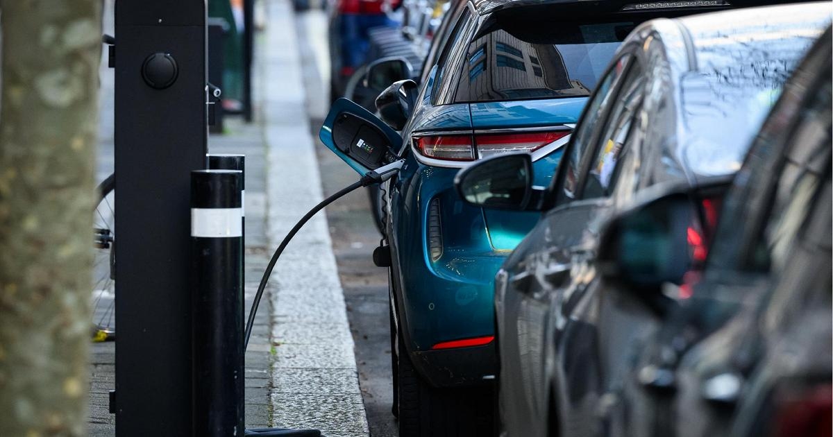 Ajuda para compra de carros elétricos, mas menos postos de carregamento