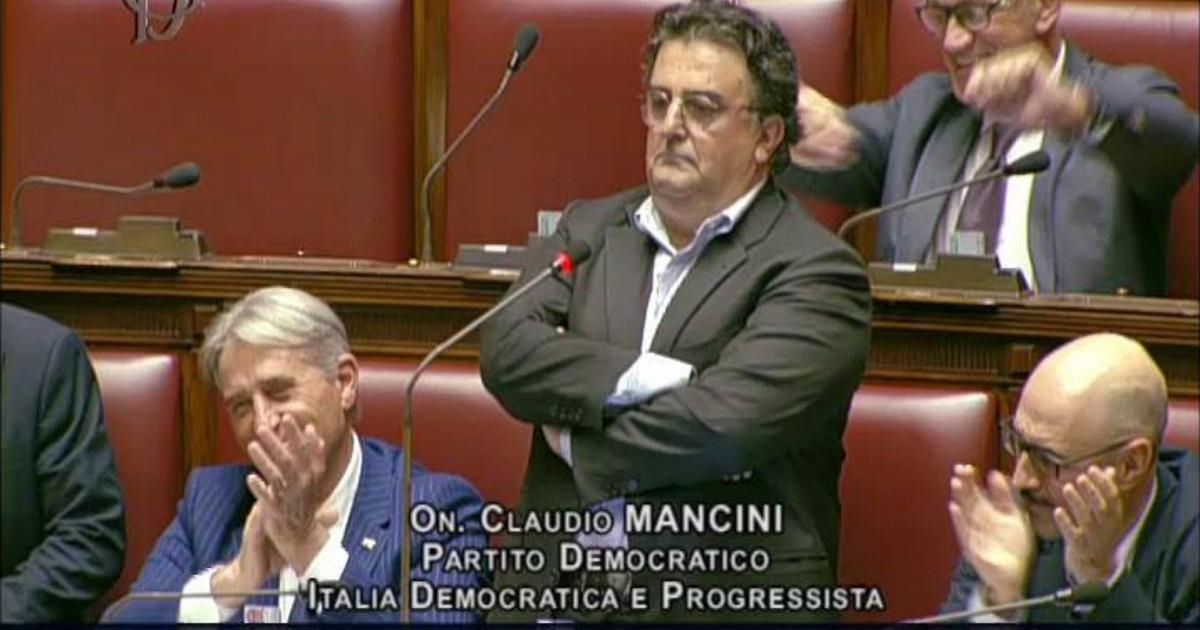 Decreto de seguridad, ironía en la Cámara: intervención silenciosa del demócrata Mancini que imita el silencio del gobierno