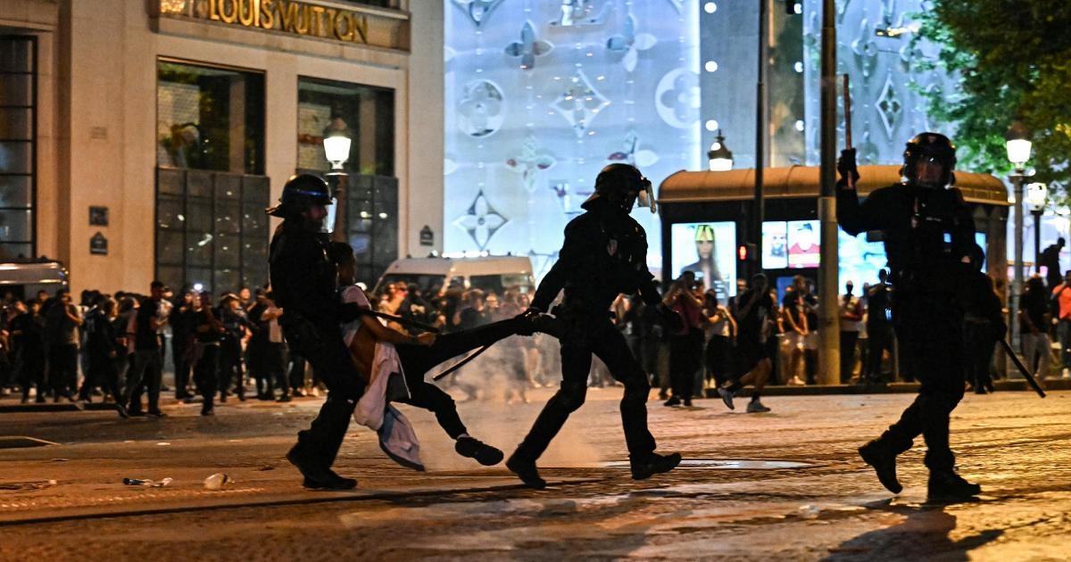 Enfrentamientos con la Gendarmería en los Campos Elíseos de París: más de 100 detenidos