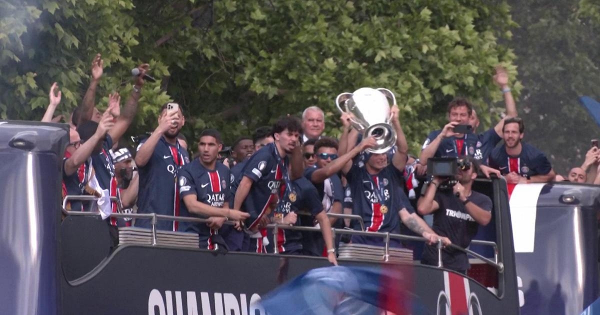 "Nós amamos vocês": torcedores do PSG celebram o time durante desfile na Champs-Élysées