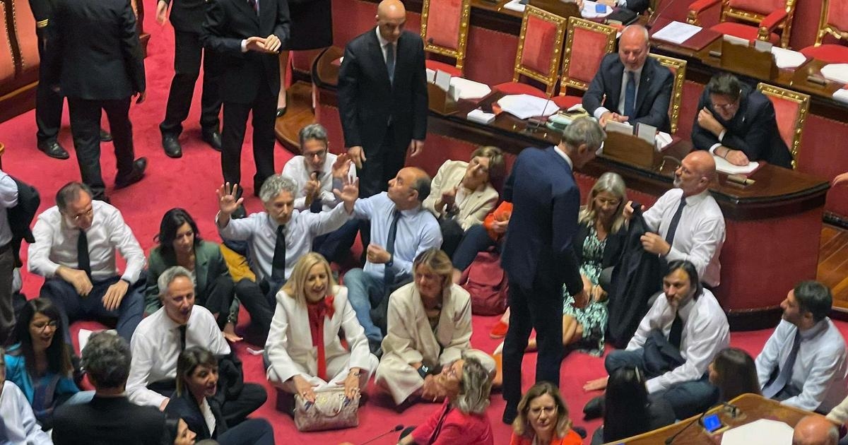 The security decree is law. In the Senate, strong clash with the opposition: "Authoritarian turn"