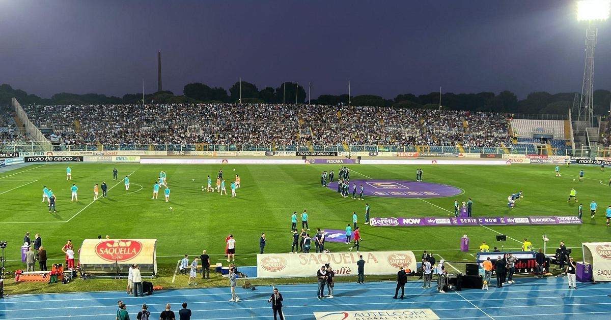 Football, big party in Pescara for the return to Serie B