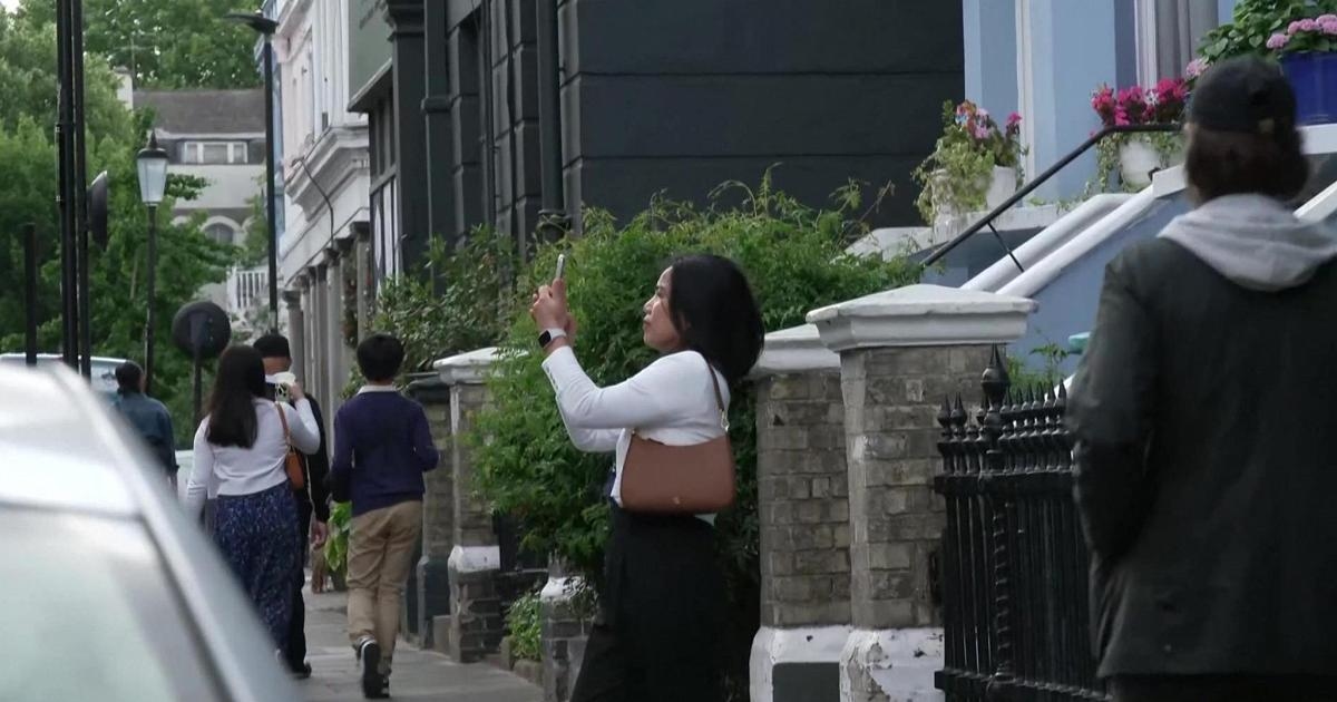 Notting Hill, case dipinte di nero per fermare gli influencer