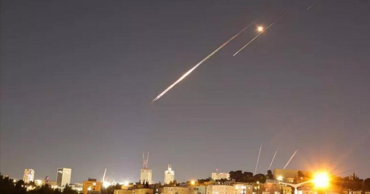 Iraanse raketten raken Israël, doden en gewonden. Explosies in Tel Aviv en West-Jeruzalem.