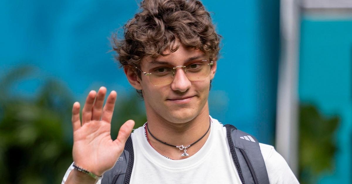 F1, piloto e aluno Kimi Antonelli: em aula com os colegas para a prova final
