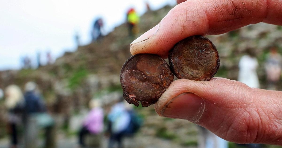 Le monetine dei turisti minano la Giant Causeway in Irlanda del Nord
