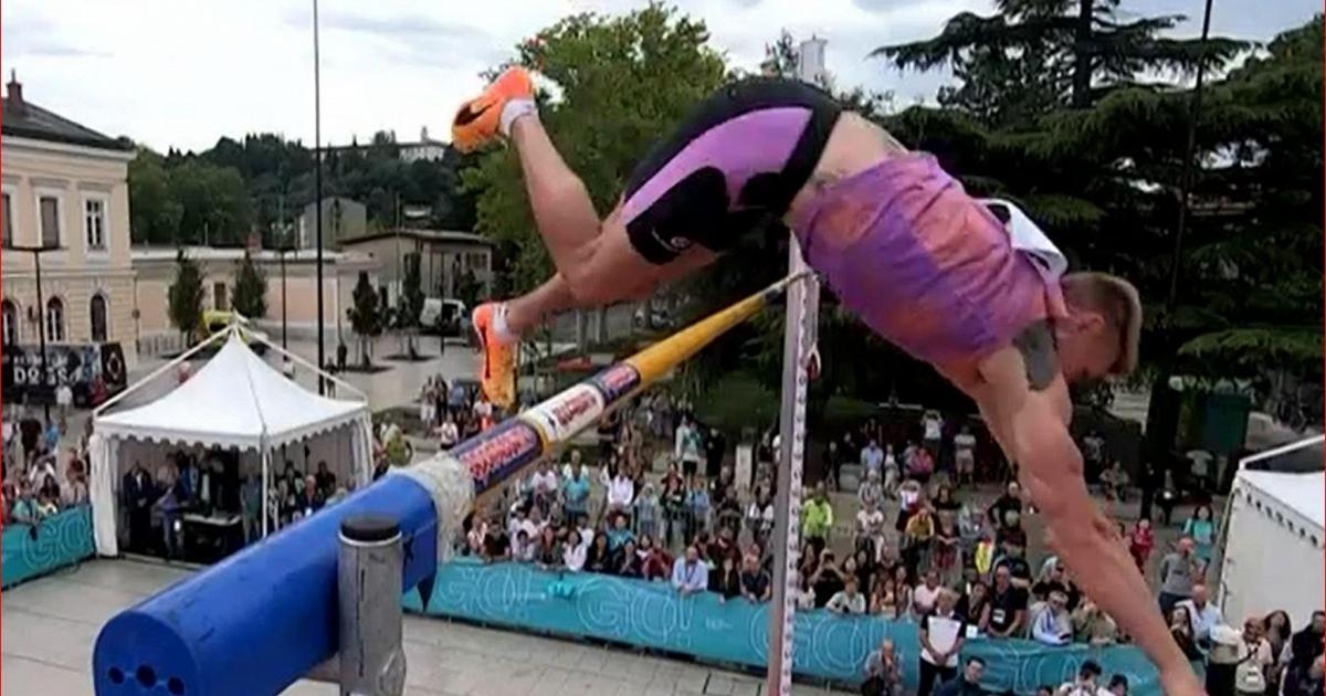 Gorizia, Kültür Başkenti. Sınırda sırıkla atlama: Bir zamanlar duvarla ayrılmış yerde spor birleşiyor.