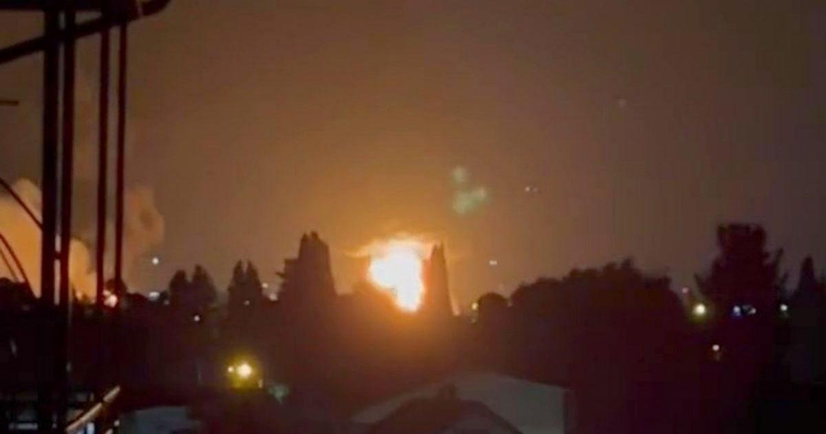 De hevige vlam vertoont geen tekenen van doving na de drone-aanval op de Russische raffinaderij.