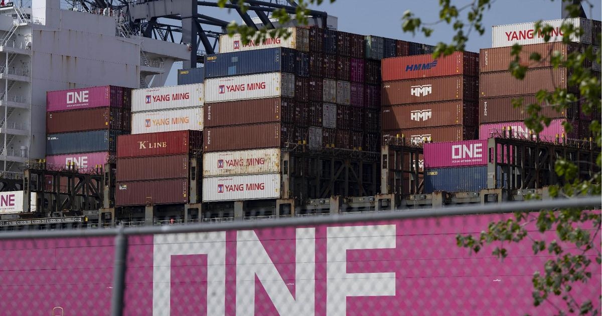 Ue sospende contromisure dopo accordo con Usa. Trump: "Senza investimenti promessi dazi al 35%"