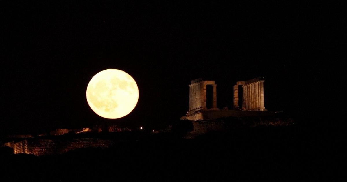 The Sturgeon Moon Rises Behind the Temple of Poseidon in Greece: The Video Is Spectacular