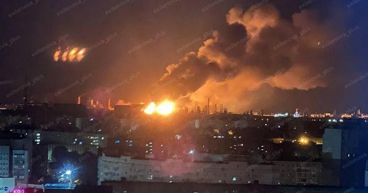 Attacco di droni sulla città russa di Volgograd, in fiamme una raffineria