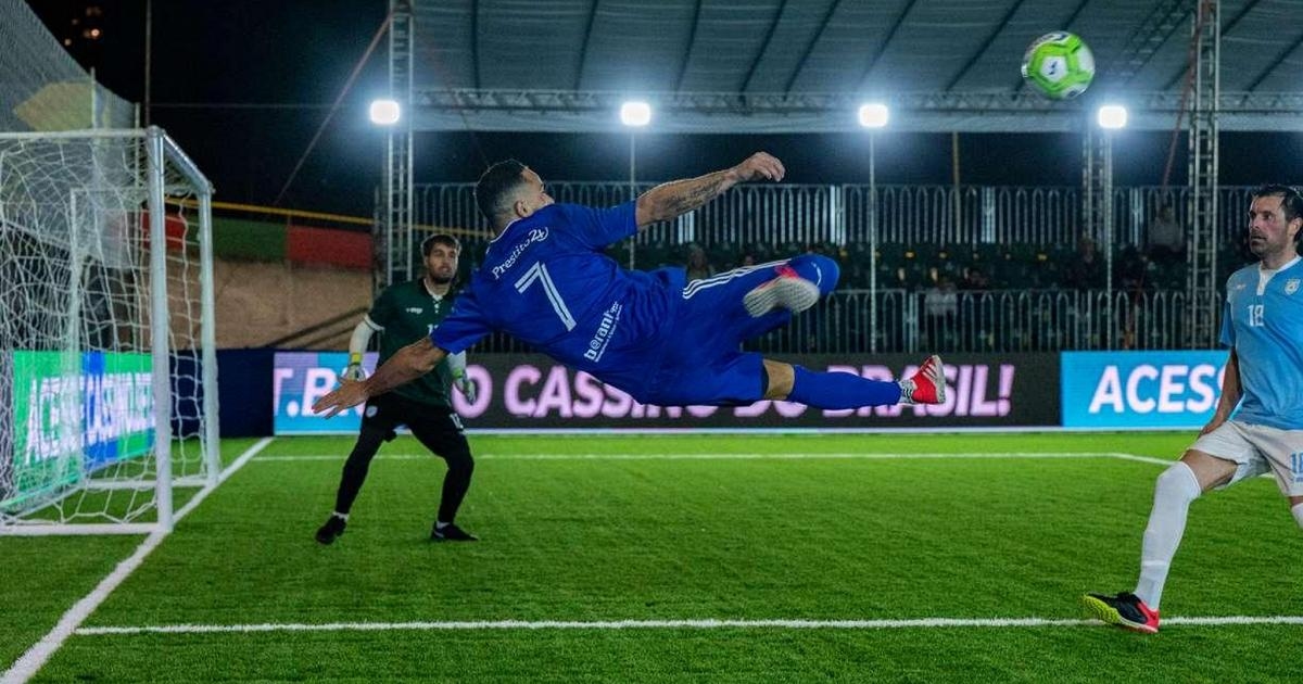 Voetbal met zeven spelers. Italië speelt de finale tegen Brazilië.