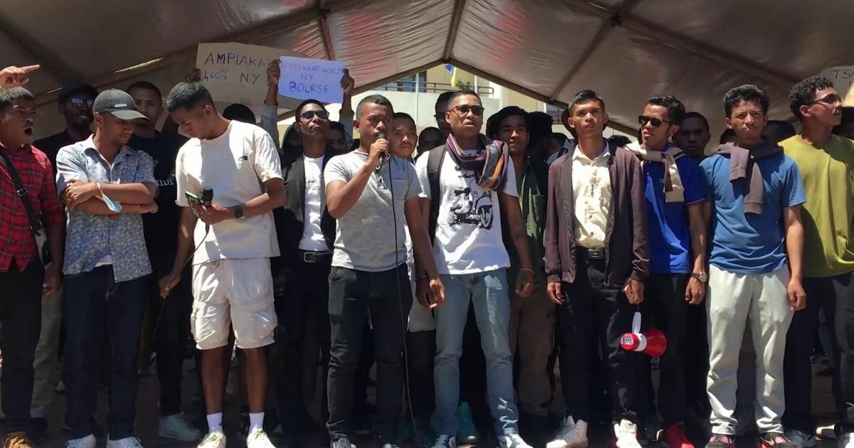 Madagaskar: Tysiące ludzi protestuje przed ratuszem w Antananarywie.