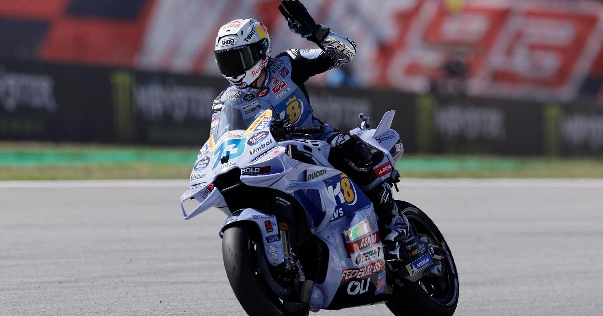 MotoGP na Catalunha: Alex Márquez conquista a pole position, mas Bagnaia tem um desempenho ruim e abandona no Q1.