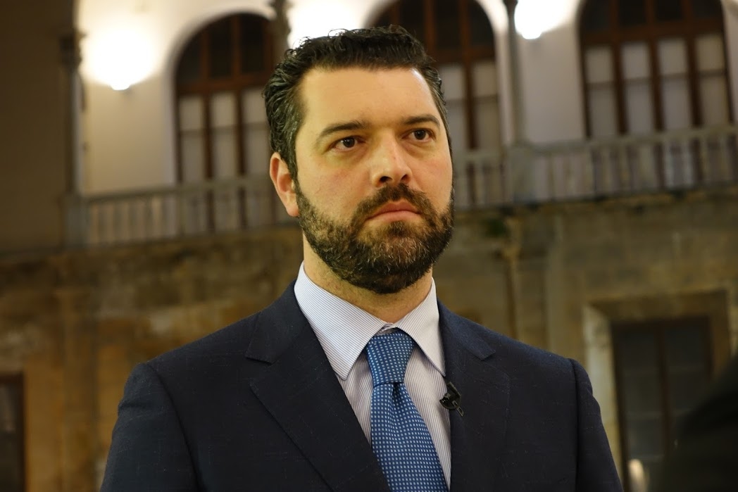 Rede hospitalar, fumaça preta na Assembleia Regional da Sicília. De Luca (M5S): "Isto é um desastre."