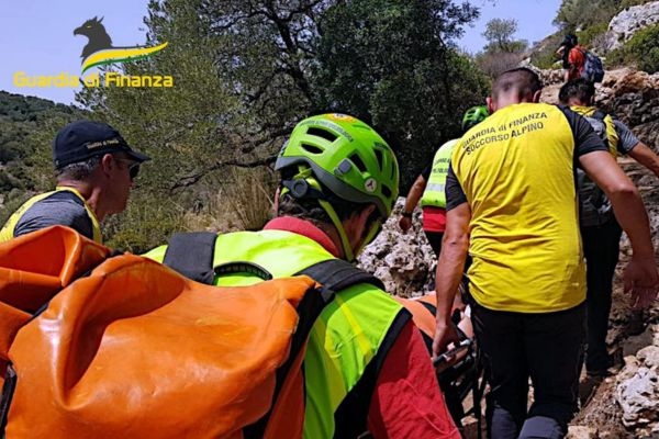Alpine Rescue: Two rescue operations on Mount Etna for hikers in difficulty.