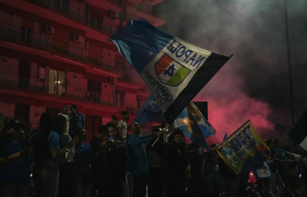 Nápoles explode de alegria, festa do Scudetto dura até o amanhecer