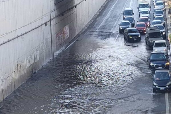 Pasos subterráneos inundados en Palermo; los sensores no funcionaron. Amap, procedimiento de emergencia.