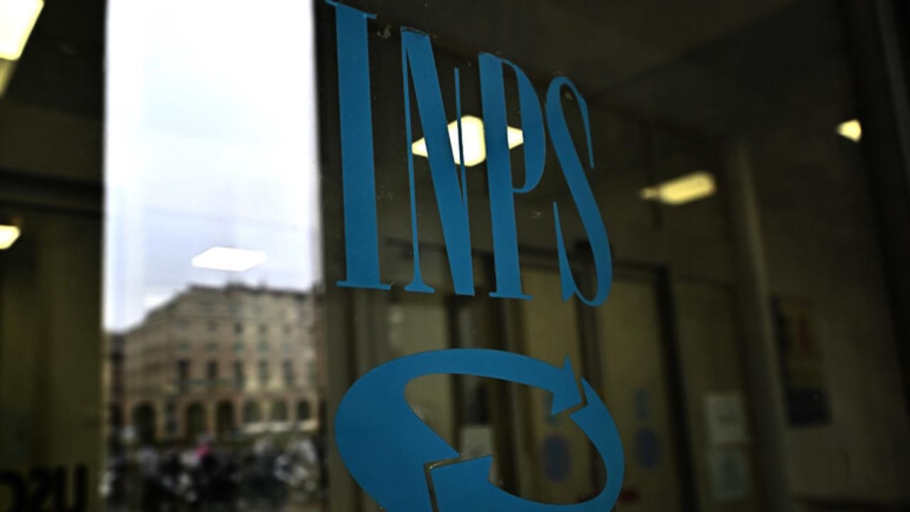 INPS-Beamter: „Wenn Sie dieses Kästchen ankreuzen, erhalten Sie 5 Jahre lang Beiträge.“ Entweder Sie tun es heute oder nie.