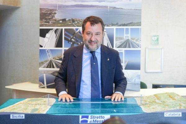 Salvini: "De brug over de Straat van Messina zou een grootschalige anti-maffiaoperatie kunnen zijn."