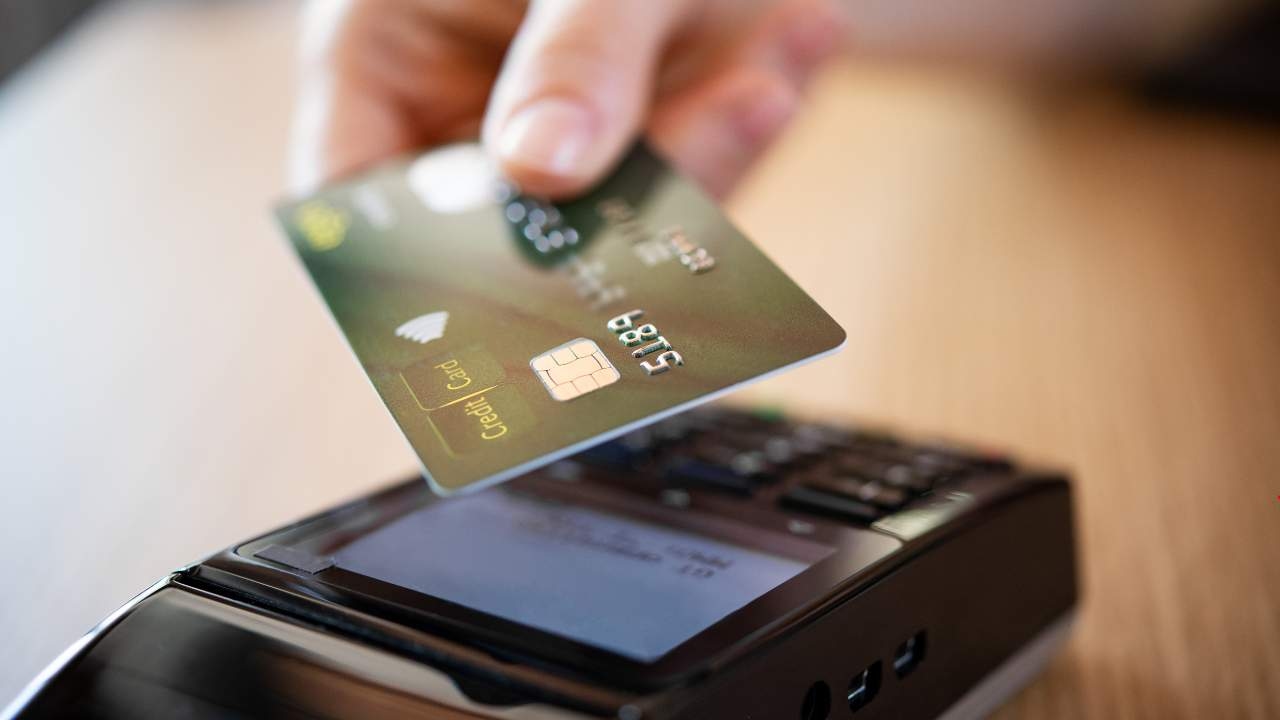 Ufficiale, “Con le banconote non pagate più”, se non avete il bancomat sono guai seri | Non comprate neanche il caffè