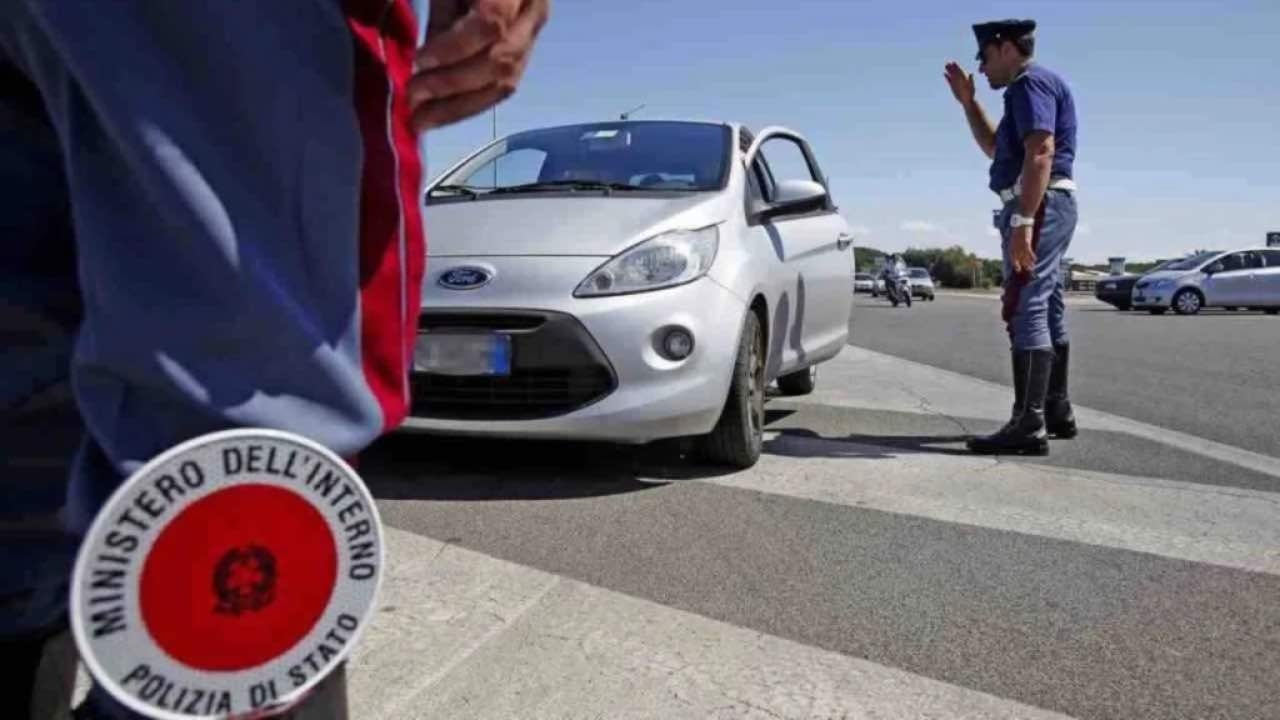 "Você assiste Fórmula 1?", perguntam a todos no posto de controle. Se errar, você receberá uma multa de € 5.000 e poderá ser preso.