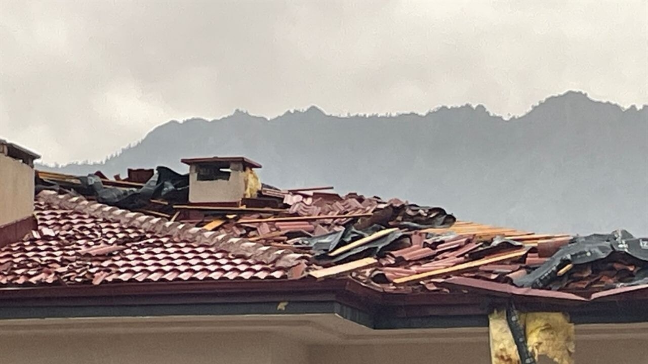 De storm blies daken weg en gooide tafels omver